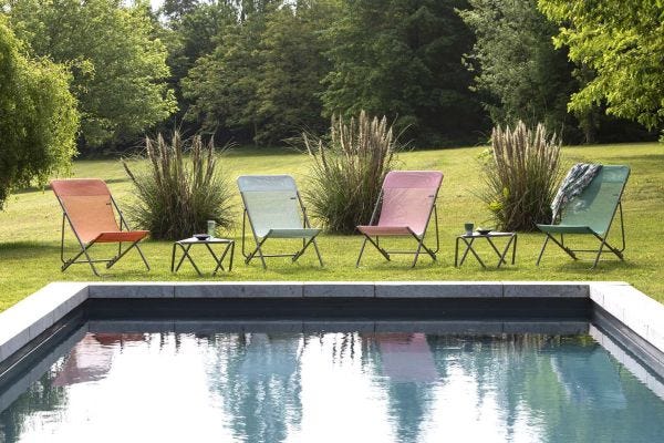 Maxi transats au bord de la piscine, Pistil I Lafuma Mobilier