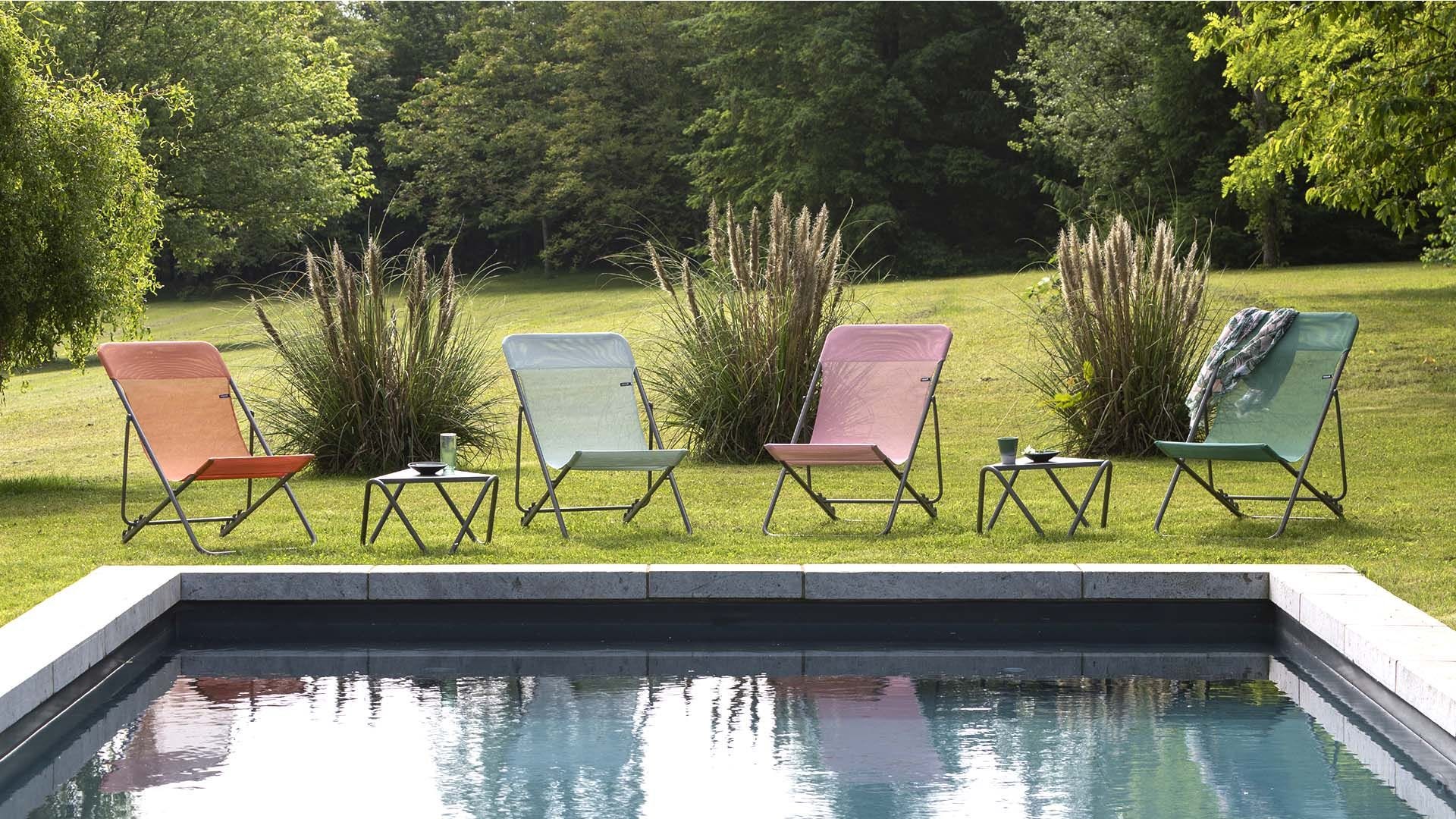 Maxi transats au bord de la piscine, Pistil I Lafuma Mobilier